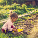 Cultivar un jardín con niños: consejos trucos y ventajas