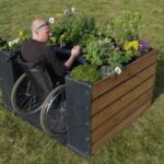 Diseño de jardines accesibles con camas elevadas para sillas de ruedas